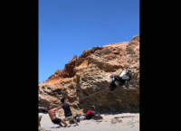 Απίστευτο τροχαίο στην Ελλάδα: Ι.Χ. έριξε τρεις μηχανές σε γκρεμό και εξαφανίστηκε  [vid]