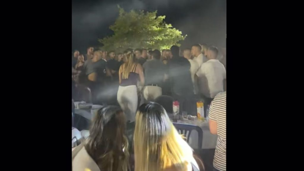 Αγρίνιο: Άγριο επεισόδιο σε πανηγύρι – «Θα φύγω αν δεν ηρεμήσετε» φώναζε η Τσαμπά [vid]
