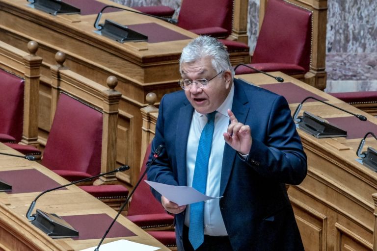 Σκληρή απάντηση Παπαϊωάννου στο ΠΑΣΟΚ για τον καθηγητή Ζώρα: «Καλή τύχη στην αντιπολιτευτική τους Οδύσσεια»