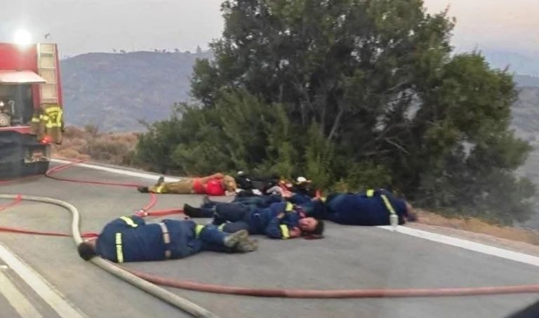 Χίος: Συγκλονίζει η εικόνα των εξουθενωμένων πυροσβεστών στην πρώτη γραμμή της φωτιάς