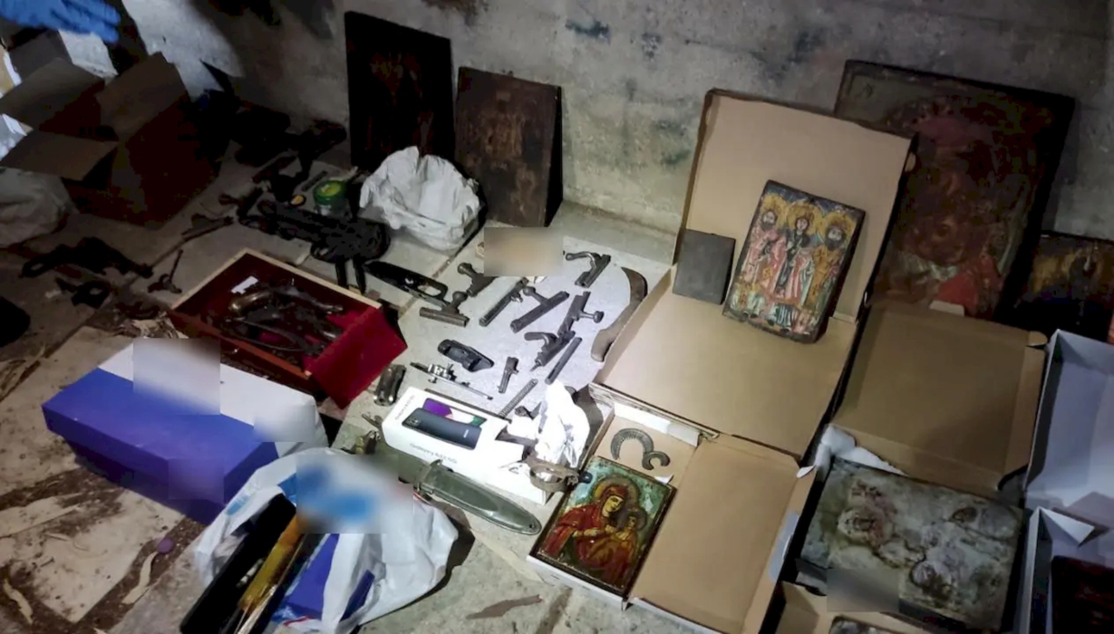 Συναγερμός στην Καισαριανή: Αυτά είναι τα πυρομαχικά και όπλα που βρέθηκαν σε Κάδο Απορριμμάτων