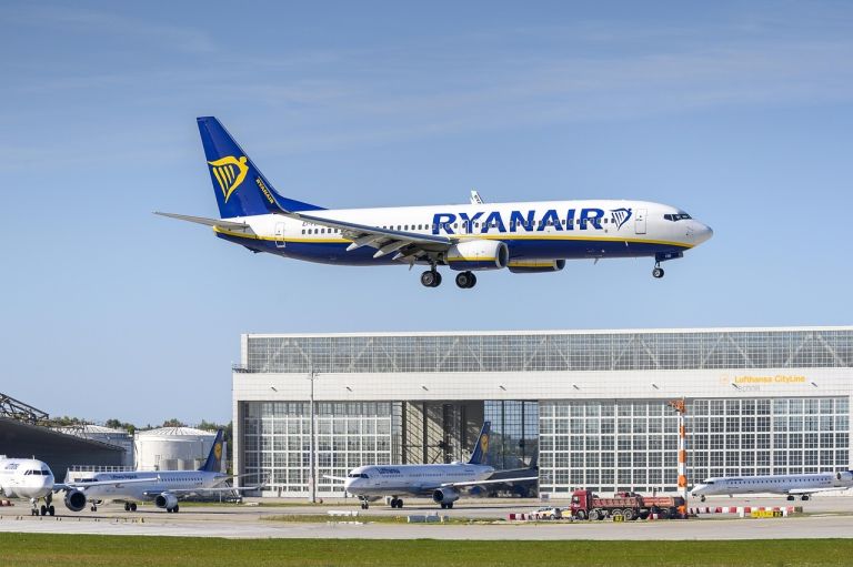 Ryanair κατά Κομισιόν: «Πυρά» για τις καθυστερήσεις στο «Ελ. Βενιζέλος» και αιχμές για την Φον ντερ Λάιεν