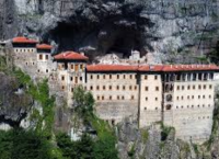 Pilgrims Flock to Panagia Soumela in Vermio – Even Greeks from India Arrive for the Religious Pilgrimage Pilgrims Flock to Panagia Soumela in Vermio – Even Greeks from India Arrive for the Religious Pilgrimage