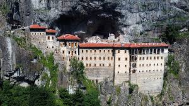 Pilgrims Flock to Panagia Soumela in Vermio – Even Greeks from India Arrive for the Religious Pilgrimage