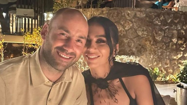 Τρυφερό στιγμιότυπο: Σπανούλης και Χοψονίδου αγκαλιά στα γενέθλιά του