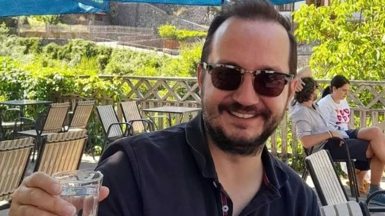 Βασίλης Καλογήρου: «Εξακολουθούν να λένε ψέματα» – Η αινιγματική ανάρτηση της μητέρας του
