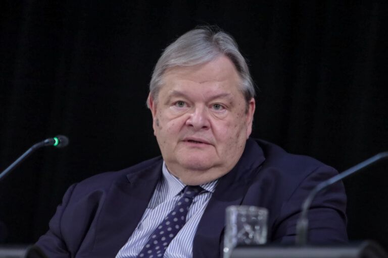 Ο Βενιζέλος ανεβάζει τους τόνους: Θέτει σε λειτουργία θεσμικά «φρένα» κατά Μητσοτάκη