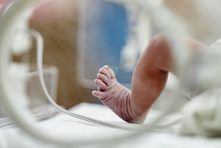 Σοκ στη Γαλλία: 26χρονη νοσηλεύτρια διώκεται για σεξουαλικές επιθέσεις σε βρέφη