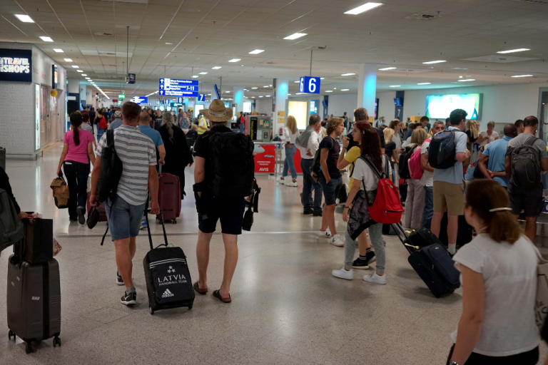 Καθυστερήσεις στο «Ελευθέριος Βενιζέλος»: Ταλαιπωρία για τους επιβάτες λόγω νέων περιορισμών