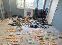 Κρήτη: Το οπλοστάσιο και τα μετρητά που βρέθηκαν στα χέρια της «μαφίας της Κρήτης» Κρήτη: Το οπλοστάσιο και τα μετρητά που βρέθηκαν στα χέρια της «μαφίας της Κρήτης»