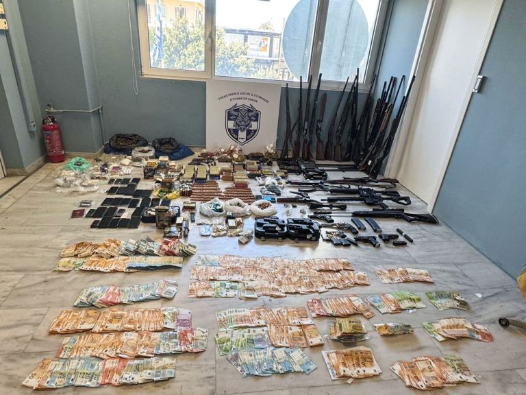 Κρήτη: Το οπλοστάσιο και τα μετρητά που βρέθηκαν στα χέρια της «μαφίας της Κρήτης»