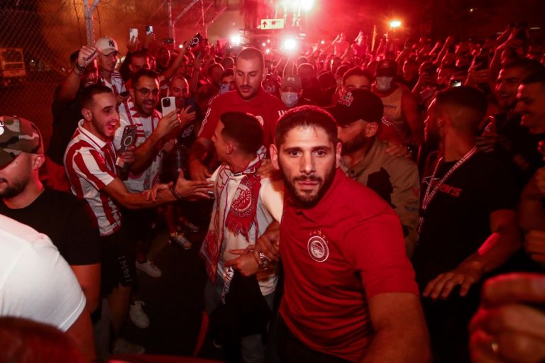 Ερυθρόλευκη αποθέωση για Ποντένσε στο «Ελ. Βενιζέλος» – Πάνω από 3.000 οπαδοί