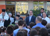 Ο Μητσοτάκης στο 8ο Δημοτικό Νέας Φιλαδέλφειας – Ανακαινισμένο με το πρόγραμμα “Μαριέττα Γιαννάκου” Ο Μητσοτάκης στο 8ο Δημοτικό Νέας Φιλαδέλφειας – Ανακαινισμένο με το πρόγραμμα “Μαριέττα Γιαννάκου”