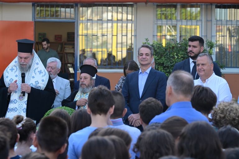 Ο Μητσοτάκης στο 8ο Δημοτικό Νέας Φιλαδέλφειας – Ανακαινισμένο με το πρόγραμμα “Μαριέττα Γιαννάκου”
