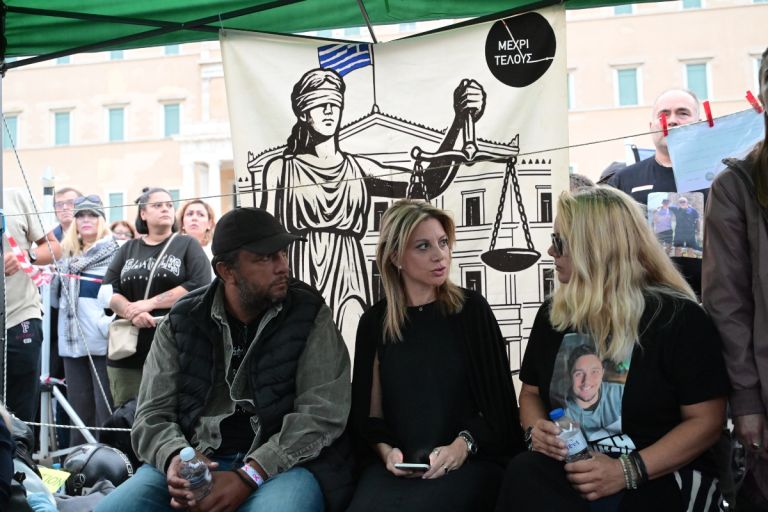 Πάνος Ρούτσι: Δεν κάνω πίσω – Μαζική συμπαράσταση στο Σύνταγμα και σε όλη την Ελλάδα