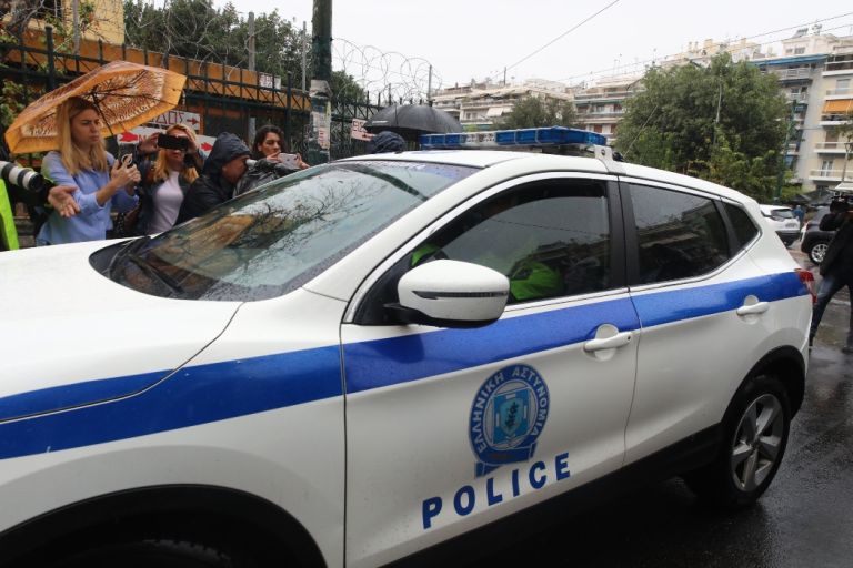 Στην Ευελπίδων με χειροπέδες ο Βασίλης Μπισμπίκης για το τροχαίο στη Φιλοθέη