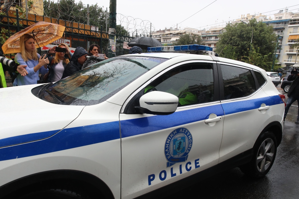Στην Ευελπίδων με χειροπέδες ο Βασίλης Μπισμπίκης για το τροχαίο στη Φιλοθέη