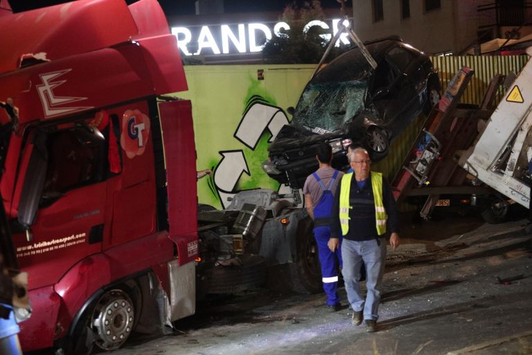 Πειραιάς: Αυτοκίνητο έπεσε σε κολόνα – Νεκρός ο οδηγός