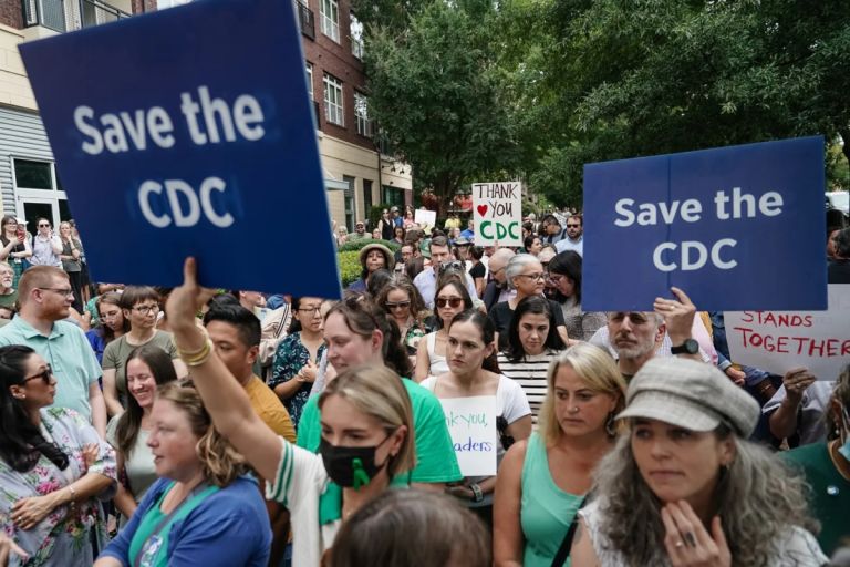 Εννέα πρώην επικεφαλής των CDC κατά Κένεντι: “Σε κίνδυνο η υγεία των Αμερικανών”