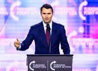Οι ΗΠΑ στη δίνη της ρητορικής μίσους και των απολύσεων εργαζομένων Οι ΗΠΑ στη δίνη της ρητορικής μίσους και των απολύσεων εργαζομένων