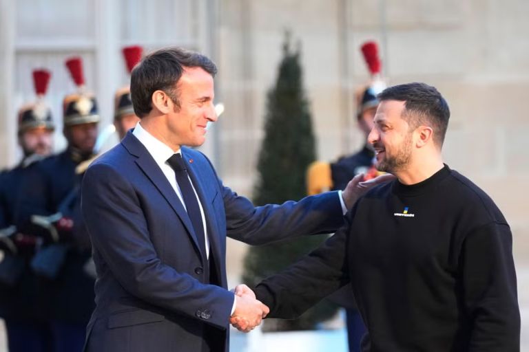 Συνομιλία Ζελένσκι – Μακρόν, σοκαρισμένος Στάρμερ από τη ρωσική επίθεση στην έδρα της ουκρανικής κυβέρνησης
