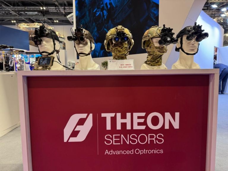 Η THEON λάνσαρε στην έκθεση DSEI London 2025 σύστημα νυχτερινής όρασης με προδιαγραφές αμερικανικού στρατού
