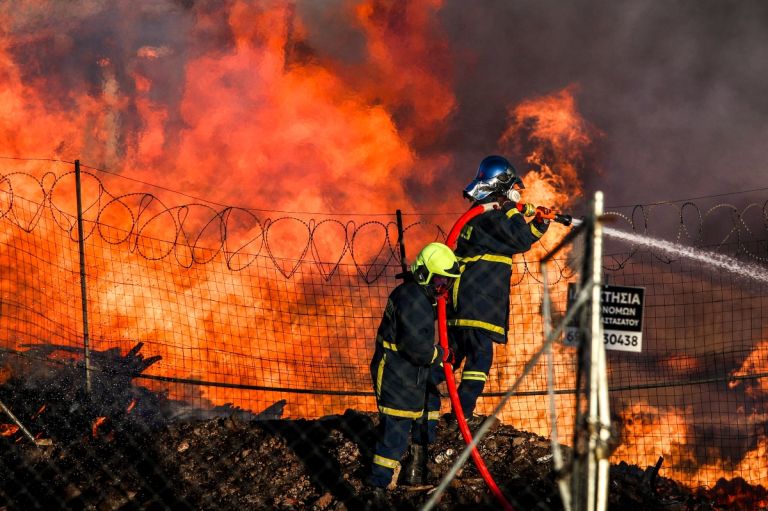 Υπό μερικό έλεγχο η φωτιά στην Πάρνηθα
