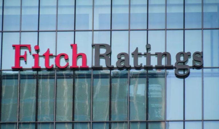 Η Fitch υποβάθμισε την πιστοληπτική ικανότητα της Γαλλίας