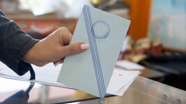 Δημοσκοπήσεις: Κλιμακώνεται η μάχη του Κέντρου – Η κινούμενη άμμος των αναποφάσιστων