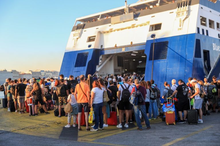 Νέο ρεκόρ σε αφίξεις και έσοδα στον τουρισμό – Με φόρα μπαίνει και ο Οκτώβριος