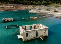 Το «θαμμένο» χωριό Κάλλιο αναδύεται διαρκώς και συχνότερα από τα νερά του Μόρνου Το «θαμμένο» χωριό Κάλλιο αναδύεται διαρκώς και συχνότερα από τα νερά του Μόρνου