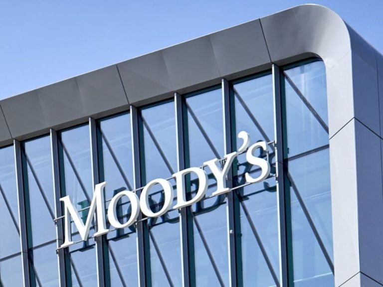 Moody’s για Ελλάδα: Πιστωτικά θετικά τα μέτρα της ΔΕΘ, «καμπανάκι» για το δημογραφικό