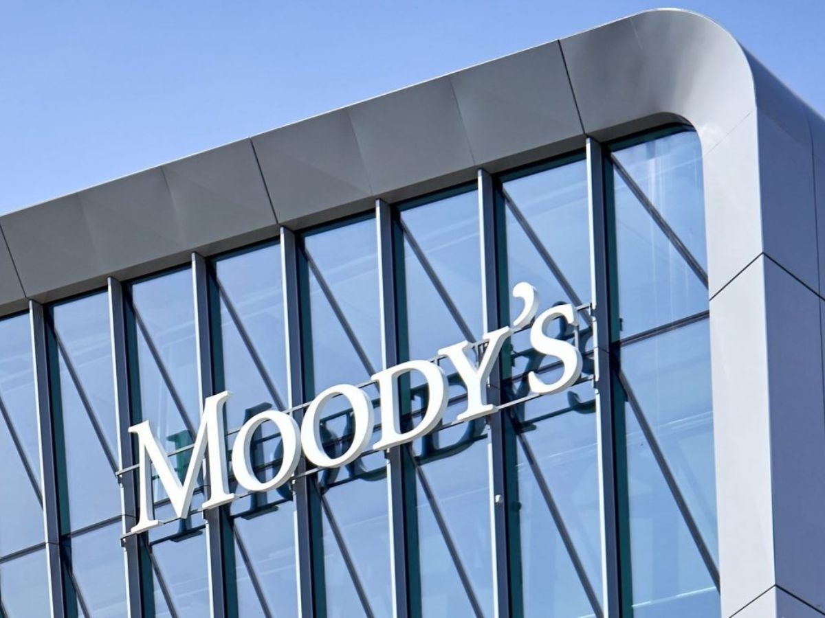 Moody’s για Ελλάδα: Πιστωτικά θετικά τα μέτρα της ΔΕΘ, «καμπανάκι» για το δημογραφικό