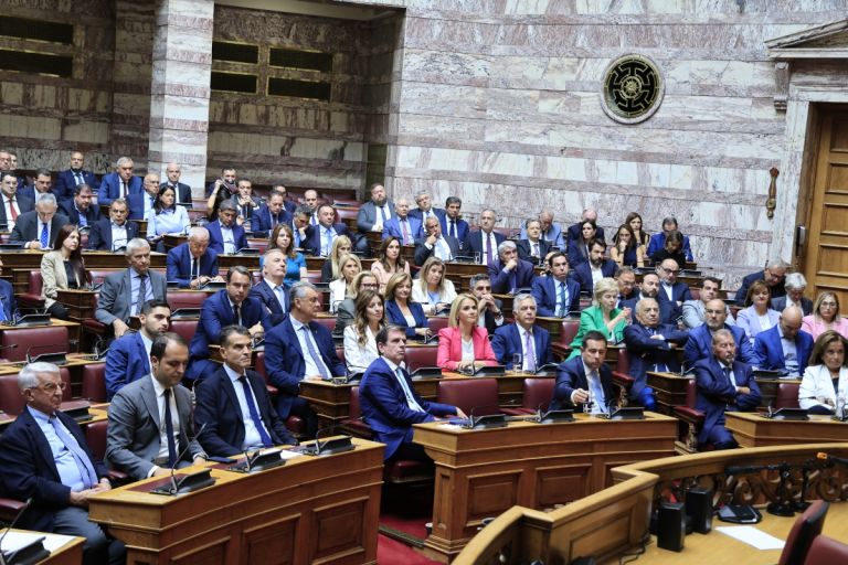 Γκρίνια και προβληματισμός στους βουλευτές της ΝΔ για χειρισμούς για ΟΕΠΕΚΕΠΕ και Τέμπη