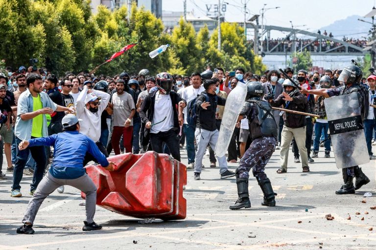 Χάος στο Νεπάλ: Τουλάχιστον 51 νεκροί στις ταραχές – 12.500 φυλακισμένοι δραπέτευσαν