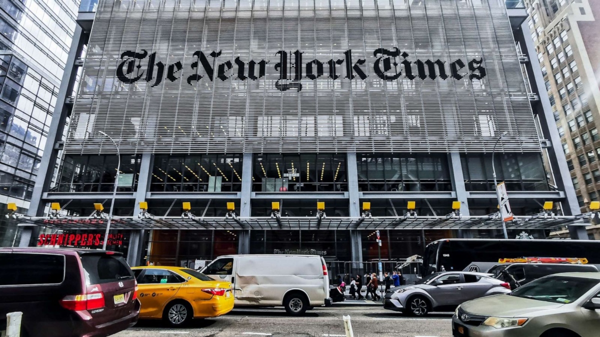 Η CEO των New York Times προειδοποιεί ότι ο Τραμπ αναπτύσσει «εγχειρίδιο κατά του Τύπου»