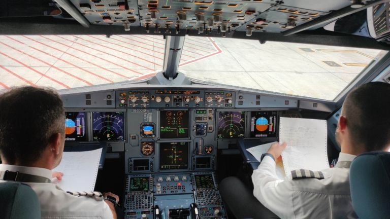 Στο “ράφι” τα σχέδια για εμπορικές πτήσεις με έναν μόνο πιλότο