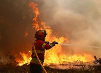 Περισσότεροι από 700 πυροσβέστες μάχονται τις φωτιές στην Πορτογαλία Περισσότεροι από 700 πυροσβέστες μάχονται τις φωτιές στην Πορτογαλία