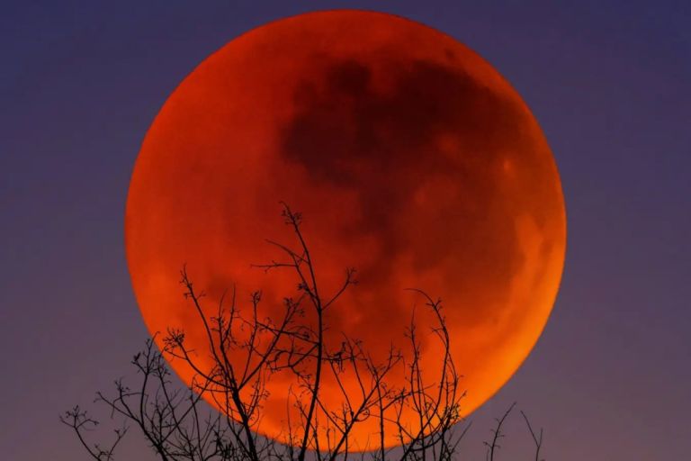 Για ποιο λόγο η σελήνη μεταμορφώνεται σε κόκκινη στην ολική έκλειψη;