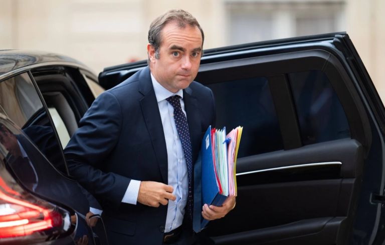 Γαλλία: Ο Λεκορνί αποσύρει την κατάργηση των δύο αργιών