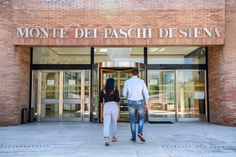 Monte Paschi: Τι ακολουθεί της εξαγοράς της ανταγωνιστικής Mediobanca για €17 δισ.
