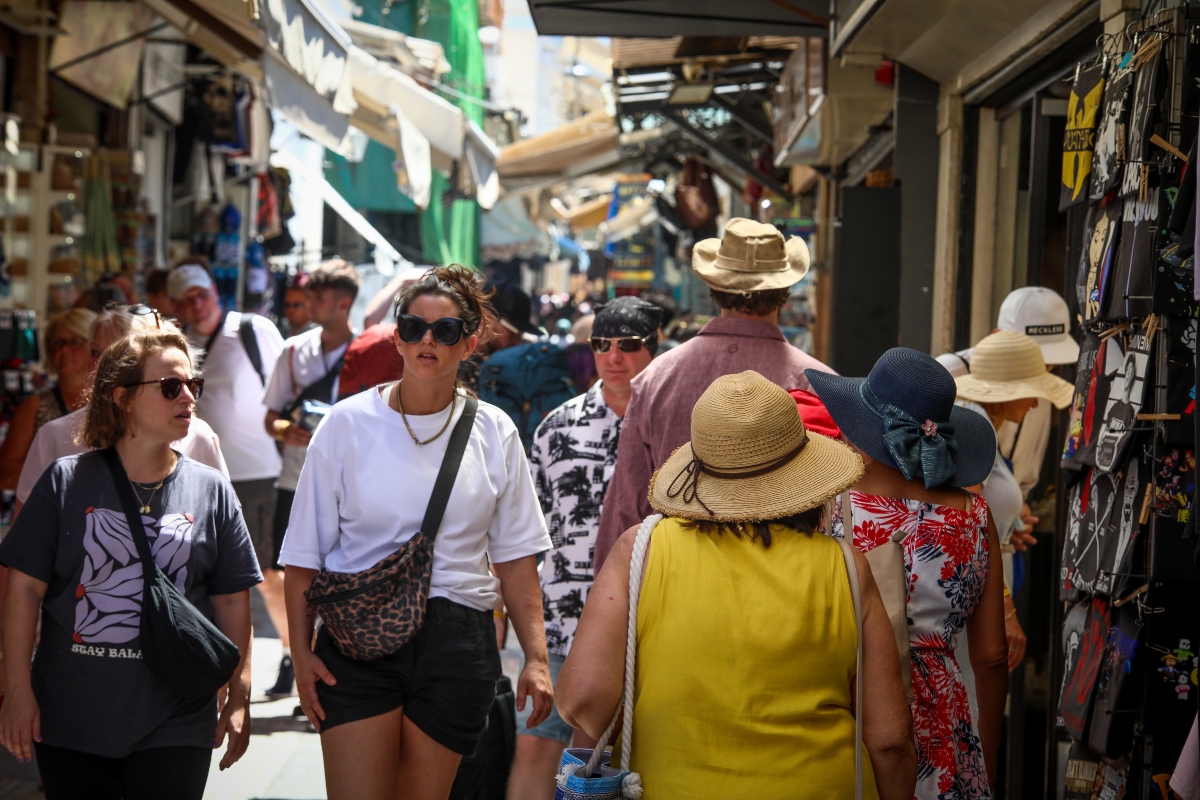 Υψηλές πτήσεις για τον τουρισμό στο επτάμηνο – Στα 12,18 δισ. ευρώ οι ταξιδιωτικές εισπράξεις
