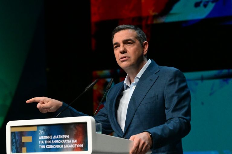 Τσίπρας: Εμείς μειώσαμε τη φτώχεια, η κυβέρνηση χωρίς μνημόνια την αύξησε