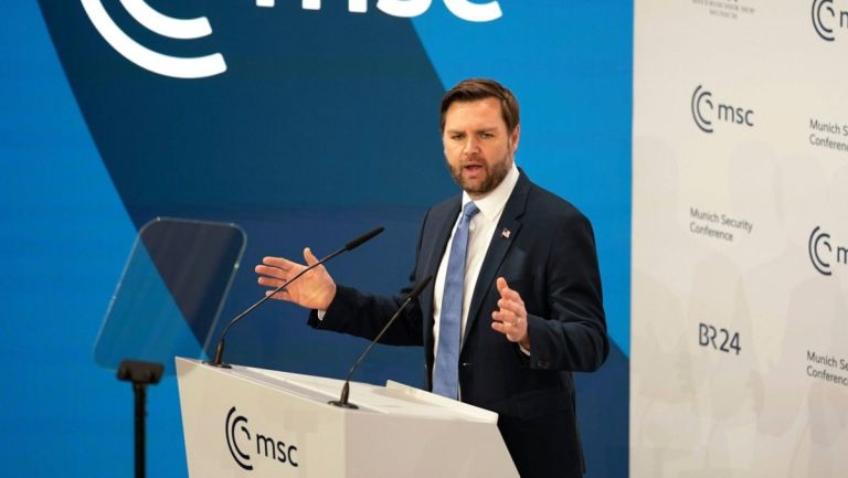Ο Τζ. Ντ. Βανς προετοιμάζεται για πρόεδρος των ΗΠΑ και η Ευρώπη τον παρακολουθεί