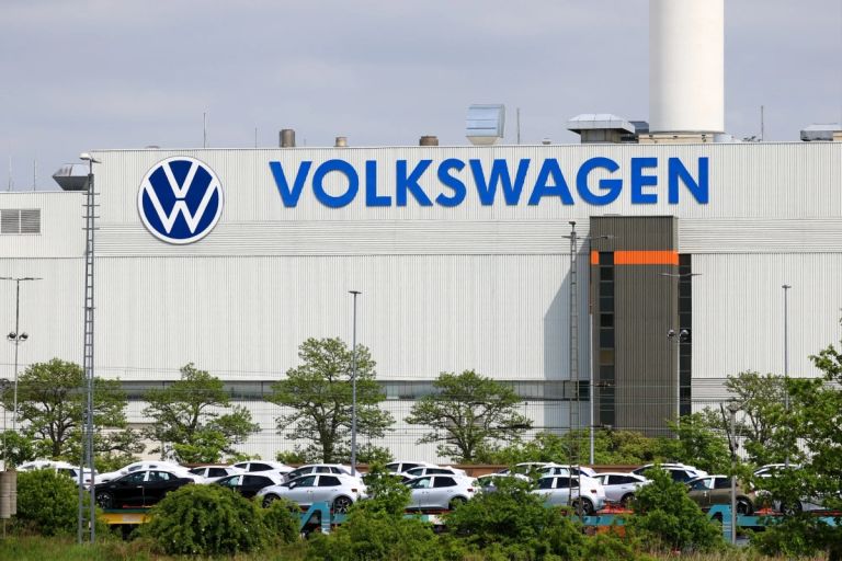 Η VW «φρενάρει» την παραγωγή ηλεκτρικών αυτοκινήτων