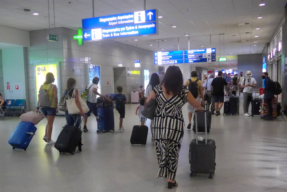 Δήμας: Ελεγκτές εναέριας κυκλοφορίας με μισθό έως 120.000 ευρώ – Σχέδιο 364 σημείων για την αεροναυτιλία