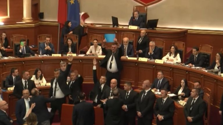 “Ροντέο” η αλβανική Βουλή για το ρομπότ υπουργό “Diella” με Τεχνητή Νοημοσύνη: Πέταξαν το Σύνταγμα στον Ράμα