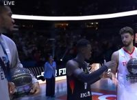 Αντετοκούνμπο –Σενγκούν: Αυτό είναι το βίντεο με τη μη χειραψία τους στην απονομή [vid]