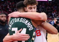 «EuroBasket 2025: Αντετοκούνμπο και Σενγκούν συμφιλιώθηκαν–Η αγκαλιά που σπάει τα φράγματα» «EuroBasket 2025: Αντετοκούνμπο και Σενγκούν συμφιλιώθηκαν–Η αγκαλιά που σπάει τα φράγματα»