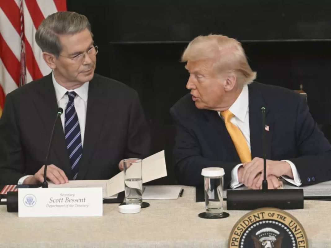 Bloomberg: Σκάνδαλο στεγαστικής απάτης «καίει» τον Μπέσεντ -Μπούμερανγκ για τον Τραμπ οι κατηγορίες κατά Κουκ